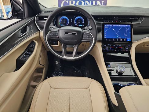 New 2025 Jeep Grand Cherokee Limited w/ Luxury Tech Group II image 18