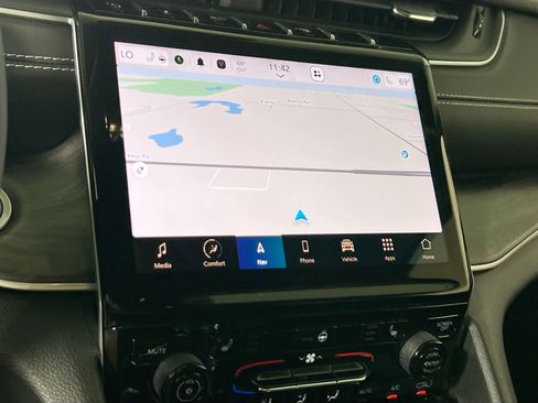 Used 2023 Jeep Grand Cherokee Limited image 13