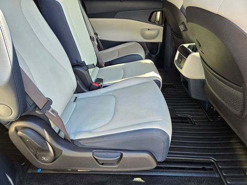 Used 2025 Kia Carnival EX image 16