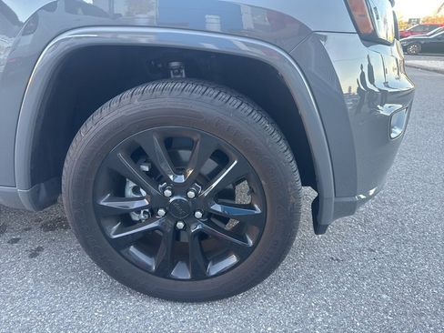 Used 2021 Jeep Grand Cherokee Laredo X image 4