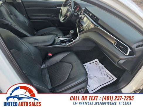 Used 2018 Toyota Camry XSE image 12