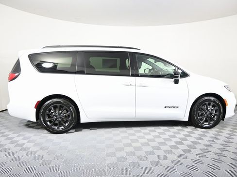 Used 2025 Chrysler Pacifica Select w/ Fav Edition Package image 7