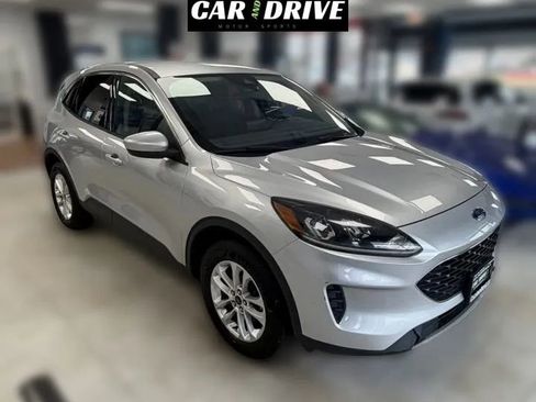 Used 2020 Ford Escape SE image 3