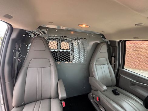 Used 2019 Chevrolet Express 3500 w/ Driver Convenience Package image 17