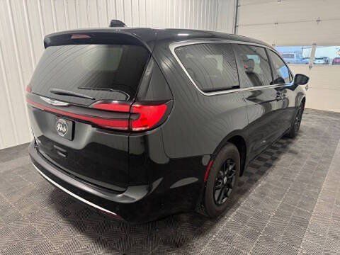Used 2023 Chrysler Pacifica Touring-L FWD image 3