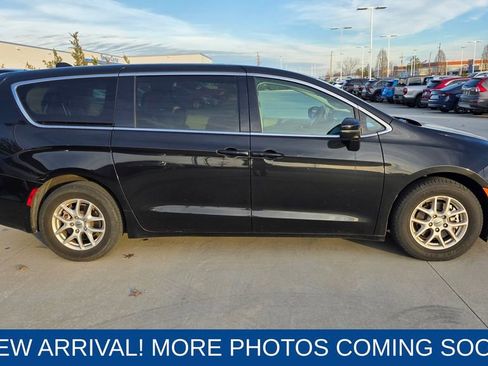 Used 2023 Chrysler Pacifica Touring-L image 6