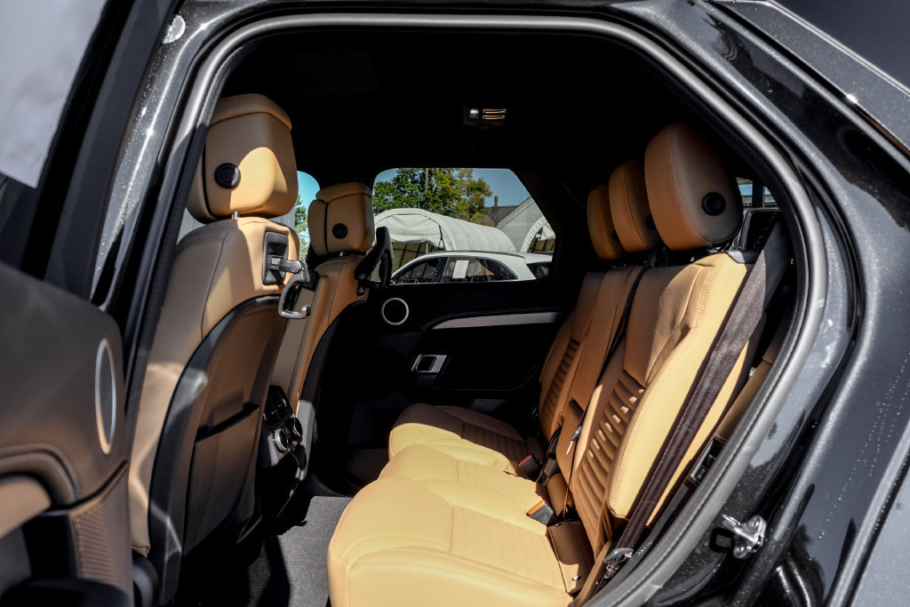 New 2026 Land Rover Discovery Limited Edition AWD/4WD image 15
