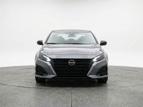 Used 2025 Nissan Altima 2.5 SV FWD image 2