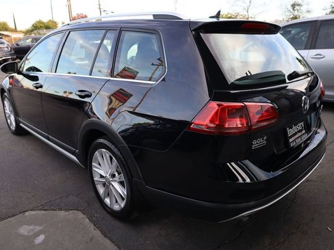 Used 2017 Volkswagen Golf S image 8