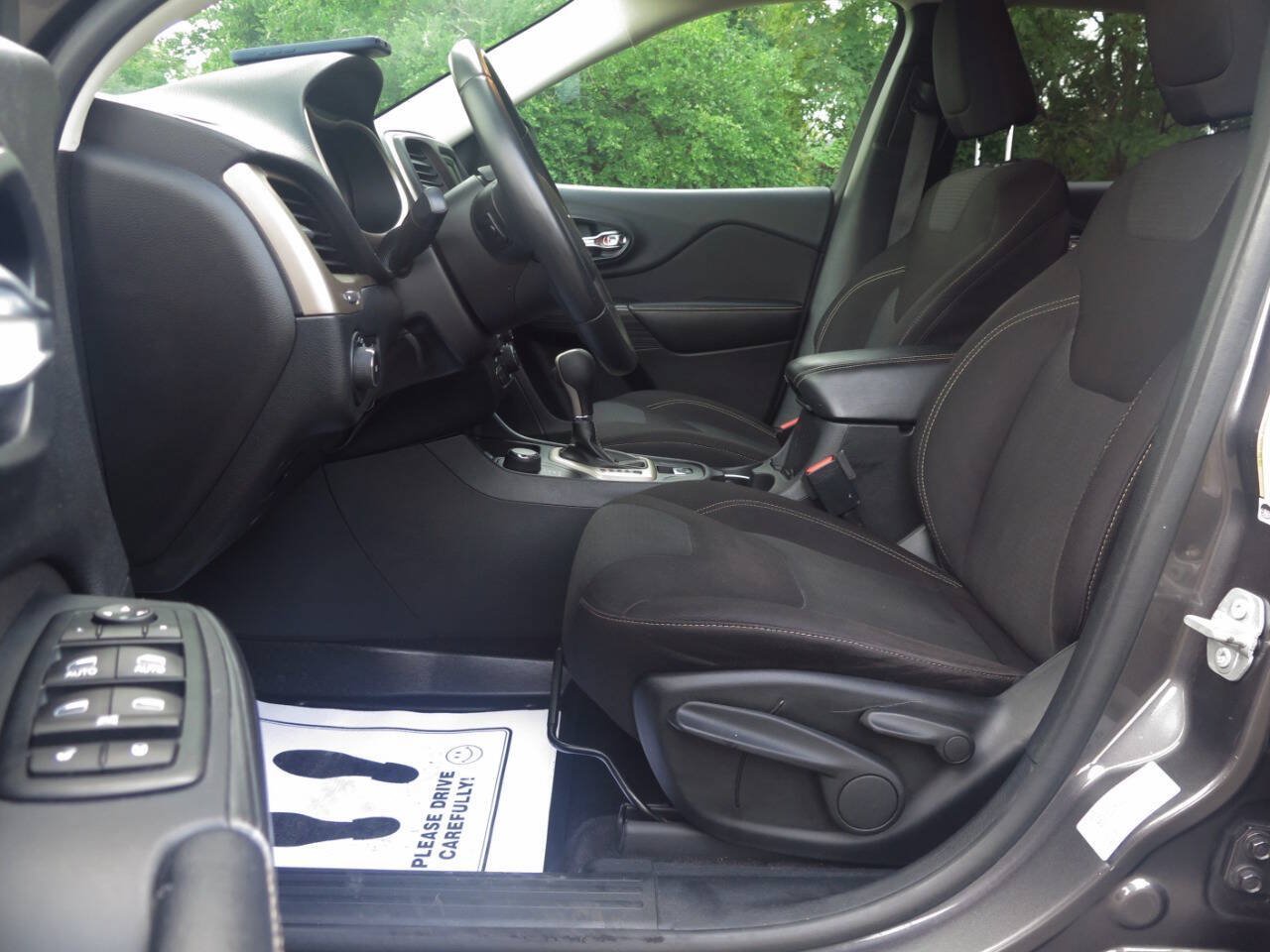 Used 2016 Jeep Cherokee Latitude AWD/4WD image 12