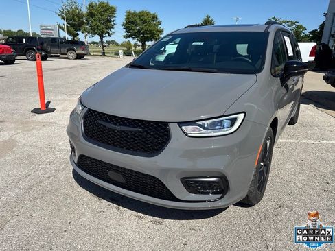 Used 2025 Chrysler Pacifica Limited AWD/4WD image 11
