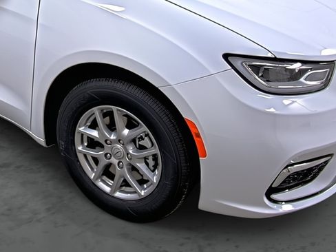 New 2026 Chrysler Pacifica Select image 14