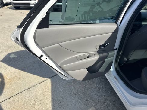 New 2025 Hyundai Elantra SEL image 21