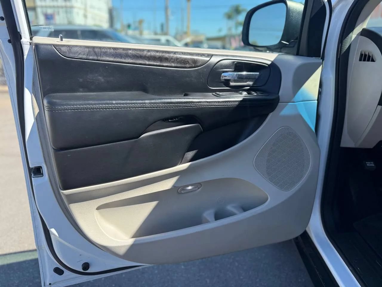 Used 2015 Dodge Grand Caravan American Value Package w/ UConnect Hands-Free Group FWD image 26