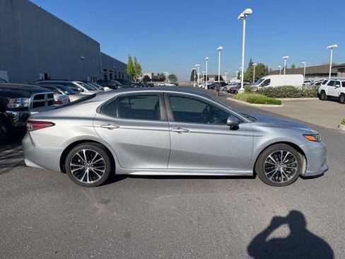 Used 2019 Toyota Camry SE image 4