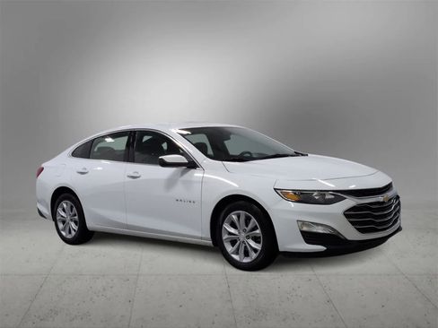 Used 2025 Chevrolet Malibu LT image 2