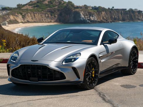 Used 2025 Aston Martin V8 Vantage Coupe RWD image 2