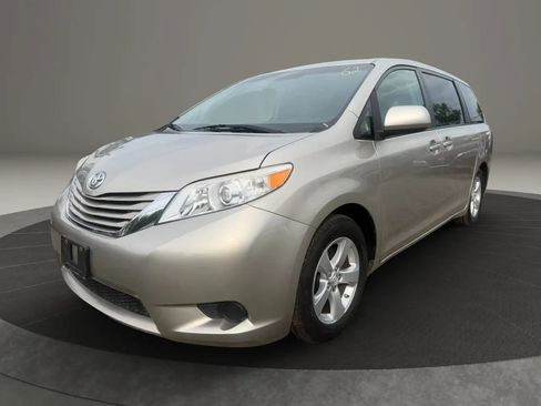 Used 2017 Toyota Sienna LE FWD image 1