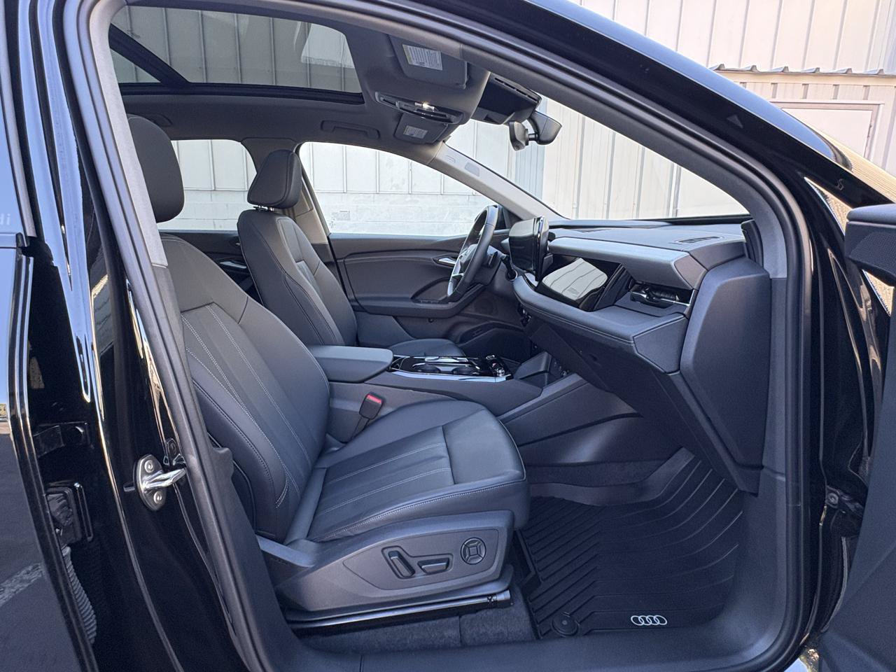 Used 2025 Audi Q6 e-tron Premium Plus w/ Premium Plus AWD/4WD image 24