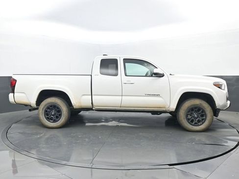 Used 2022 Toyota Tacoma SR5 w/ Technology Package image 2