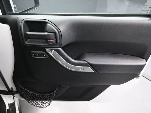 Used 2016 Jeep Wrangler Unlimited Sahara w/ Connectivity Group image 34