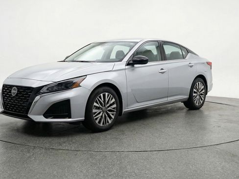 Used 2025 Nissan Altima 2.5 SV image 3