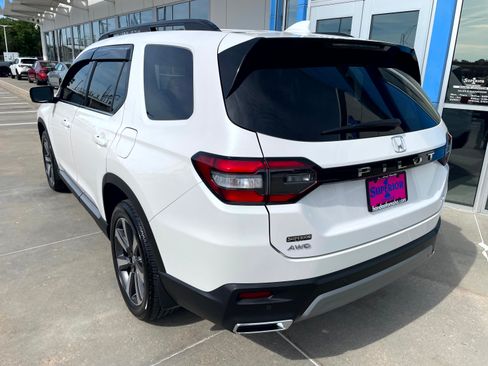 Used 2025 Honda Pilot Elite image 2