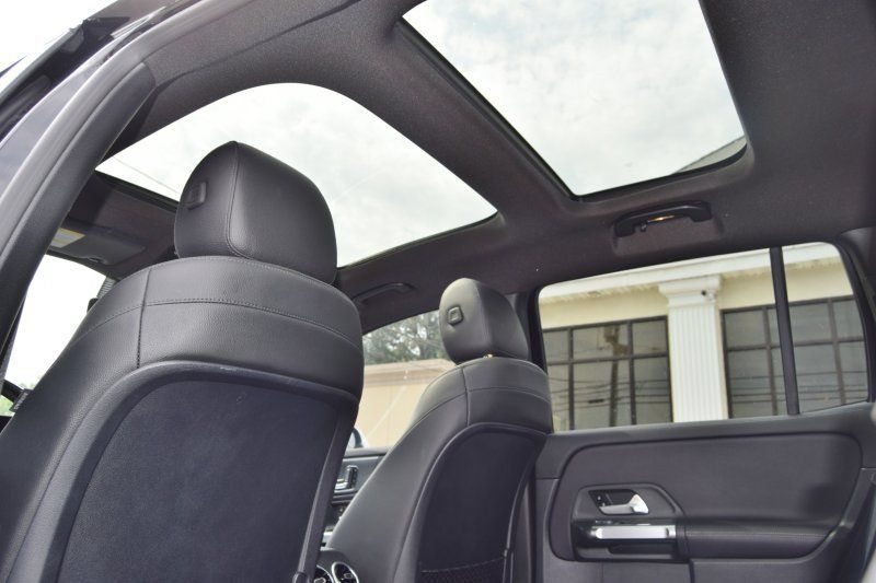 Used 2021 Mercedes-Benz GLB 250 4MATIC w/ Premium Package image 28