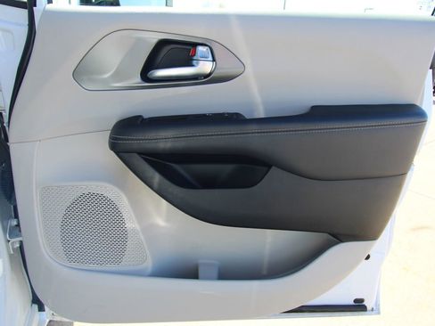 Used 2024 Chrysler Pacifica Touring-L FWD image 40