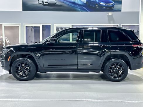 Used 2025 Jeep Grand Cherokee Altitude AWD/4WD image 2