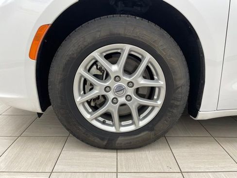 Used 2022 Chrysler Pacifica Touring-L FWD image 7