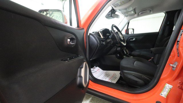 Used 2015 Jeep Renegade Latitude FWD image 9