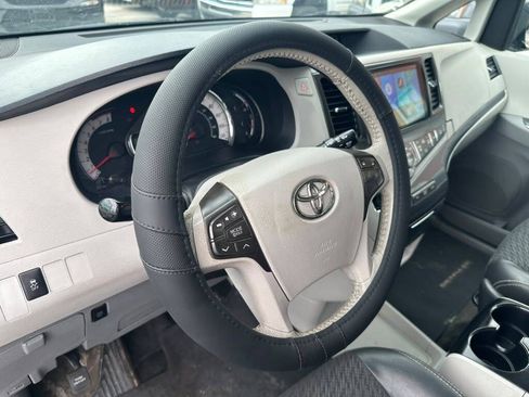 Used 2012 Toyota Sienna SE FWD image 12