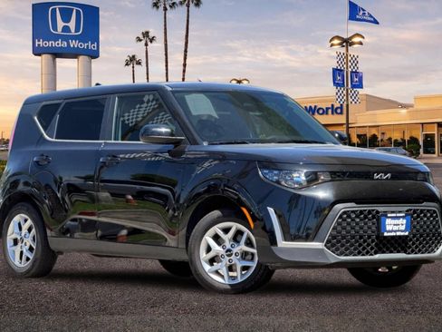 Used 2025 Kia Soul LX w/ LX Technology Package FWD image 2