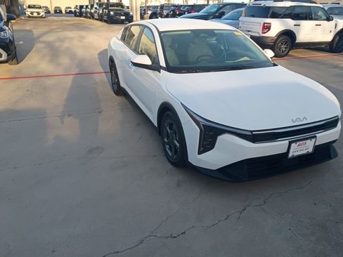 Used 2025 Kia K4 LXS image 6