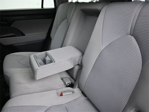 Used 2020 Toyota Highlander L image 26