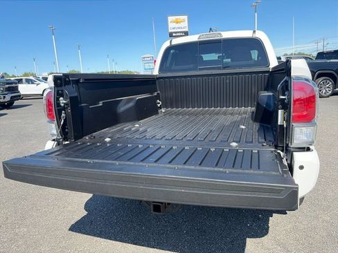 Used 2022 Toyota Tacoma TRD Off-Road w/ Technology Package AWD/4WD image 29
