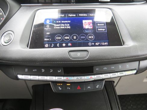 Certified 2023 Cadillac XT4 Luxury w/ Cold Weather Package image 28