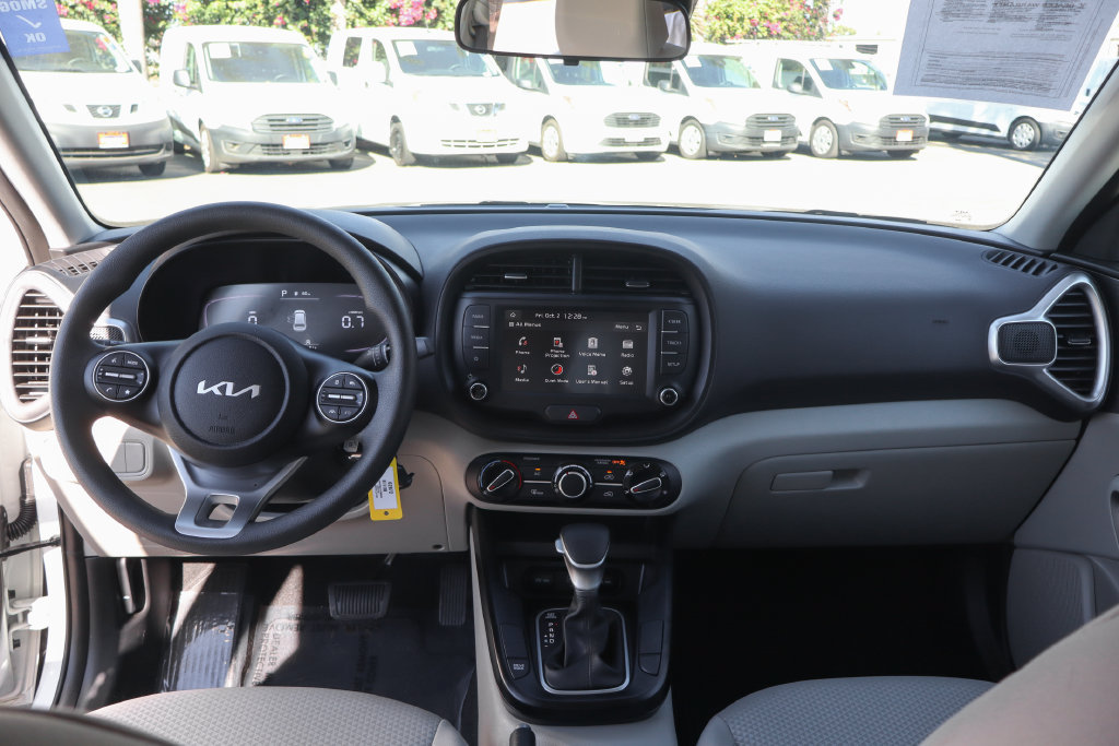 Used 2025 Kia Soul LX w/ LX Technology Package FWD image 28