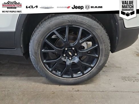 Used 2022 Chevrolet Trax LT w/ Premium Seat Package AWD/4WD image 4