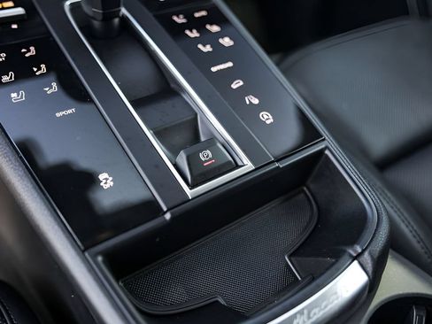 Used 2024 Porsche Macan AWD/4WD image 23