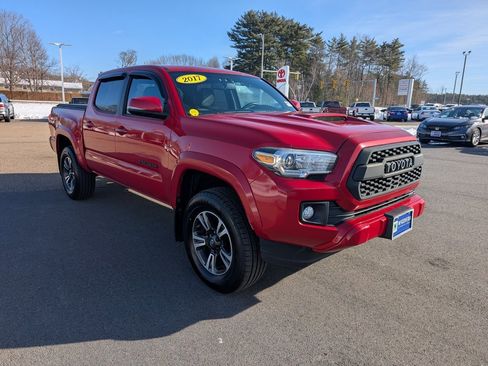 Used 2017 Toyota Tacoma TRD Sport image 7