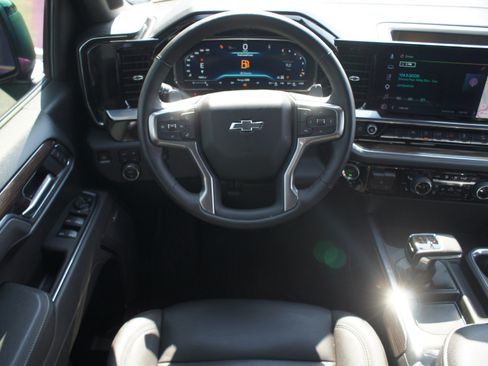 Used 2025 Chevrolet Silverado 1500 LT Trail Boss w/ Convenience Package II AWD/4WD image 5