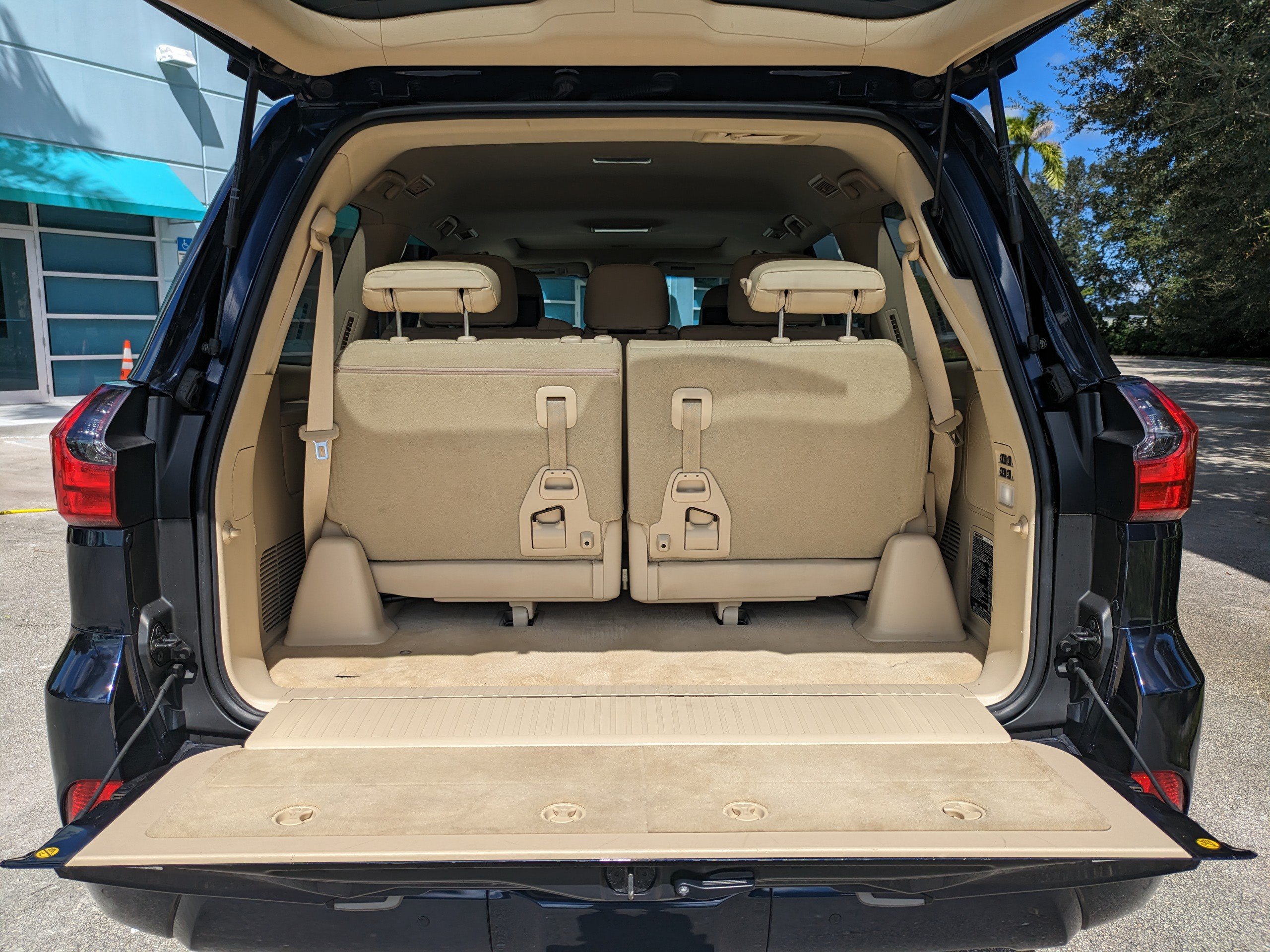 Used 2017 Lexus LX 570 4WD w/ Luxury Package image 13