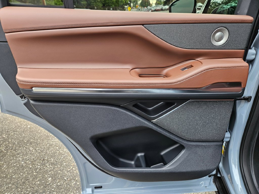 New 2027 Lincoln Navigator Reserve AWD/4WD image 16