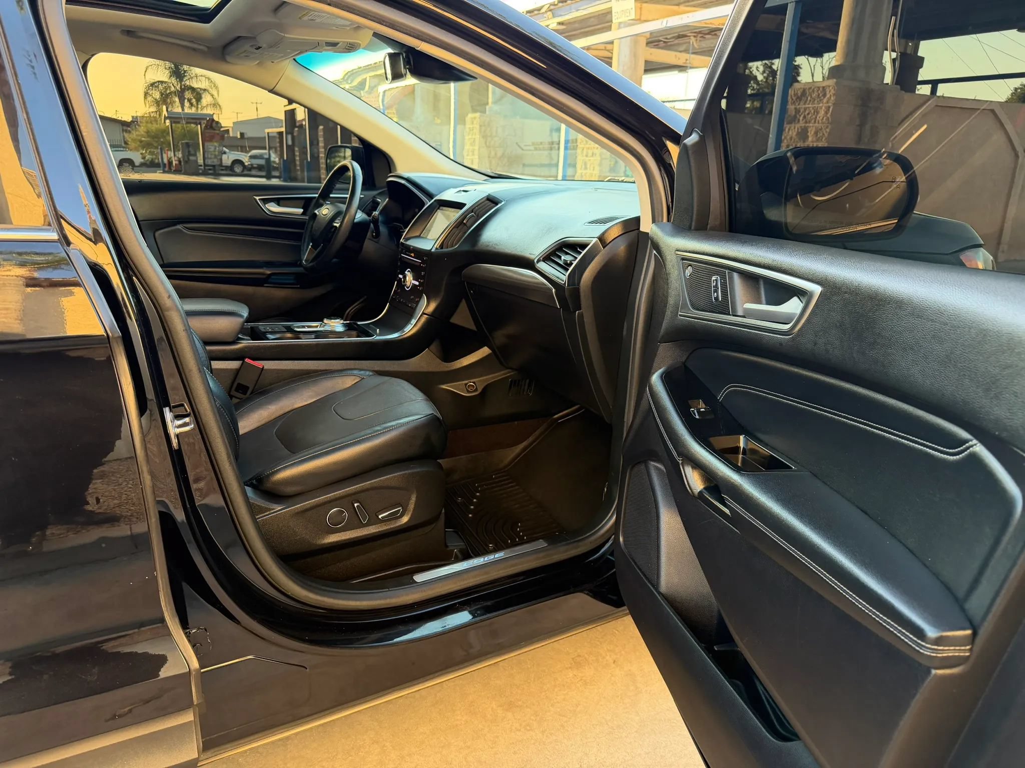 Used 2019 Ford Edge Titanium w/ Equipment Group 301A FWD image 4