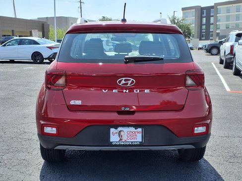 Certified 2025 Hyundai Venue Limited FWD image 4