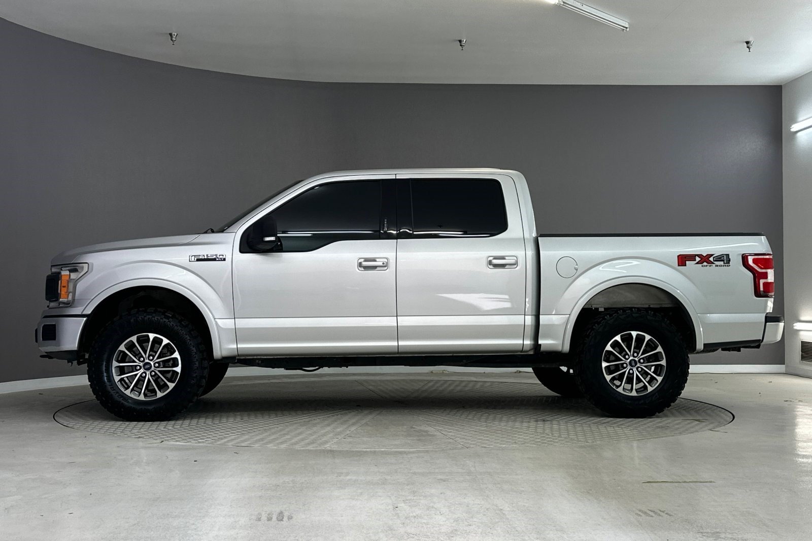 Used 2018 Ford F150 XLT w/ Equipment Group 302A Luxury AWD/4WD image 2