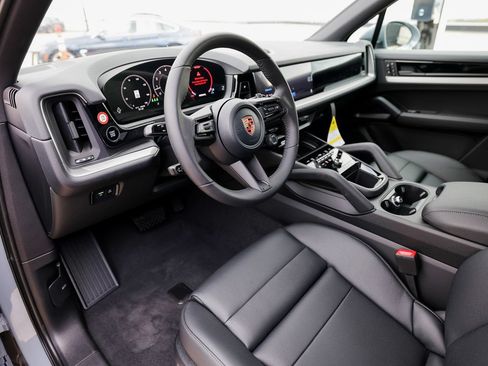 Certified 2026 Porsche Cayenne AWD/4WD image 4