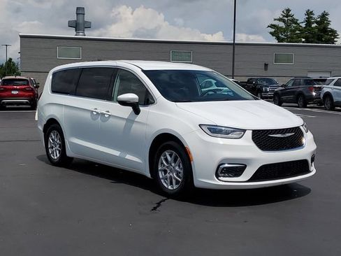 Used 2023 Chrysler Pacifica Touring-L FWD image 2